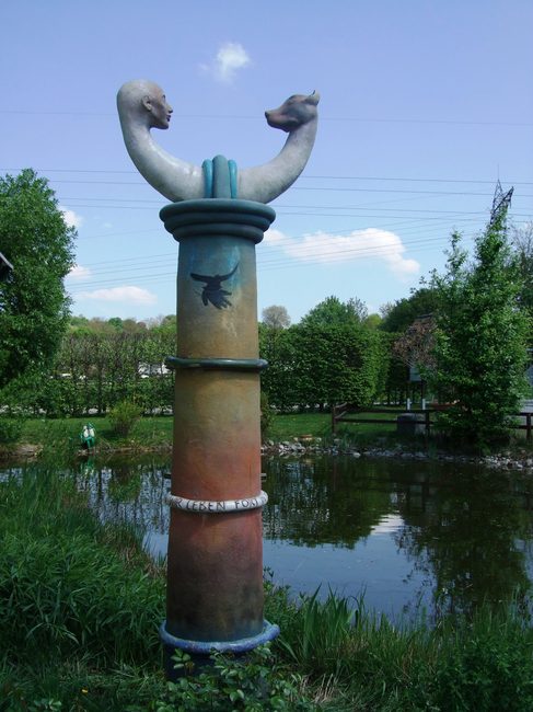 Gedenksäule Mensch-Tier, Steinzeug, 235cm